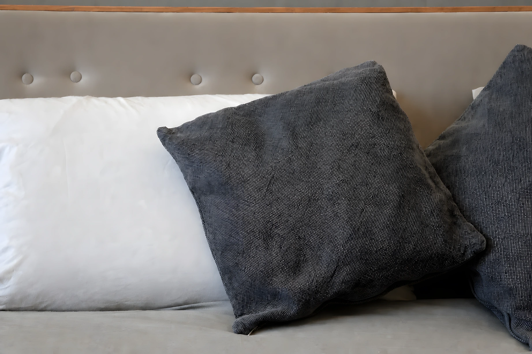 Cuscini di lino sul letto, nella luce morbida