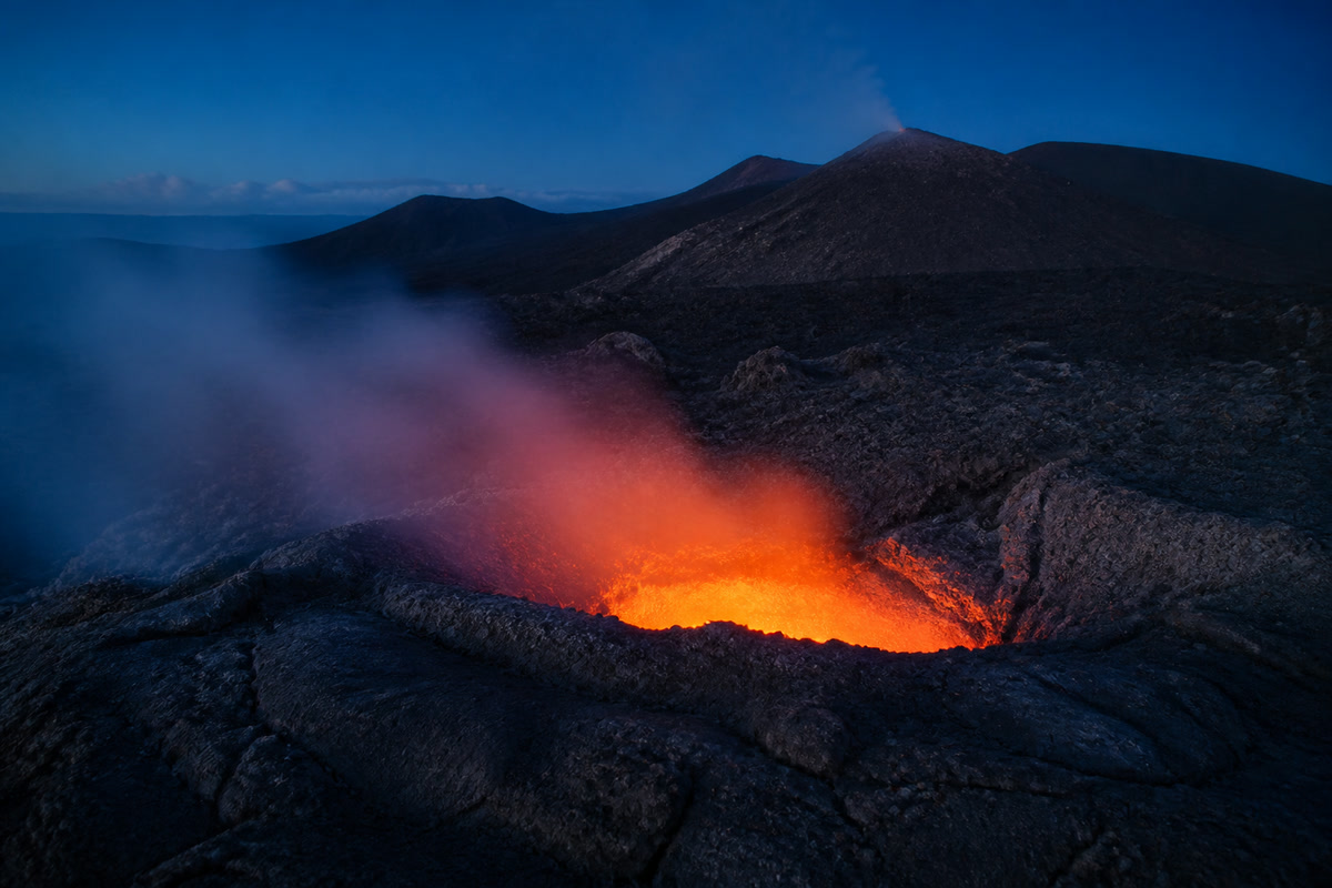 La bocca di lava incandescente nell'ora blu