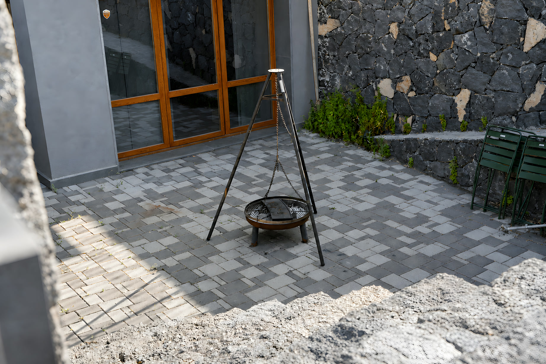 Il patio della villa con il braciere acceso