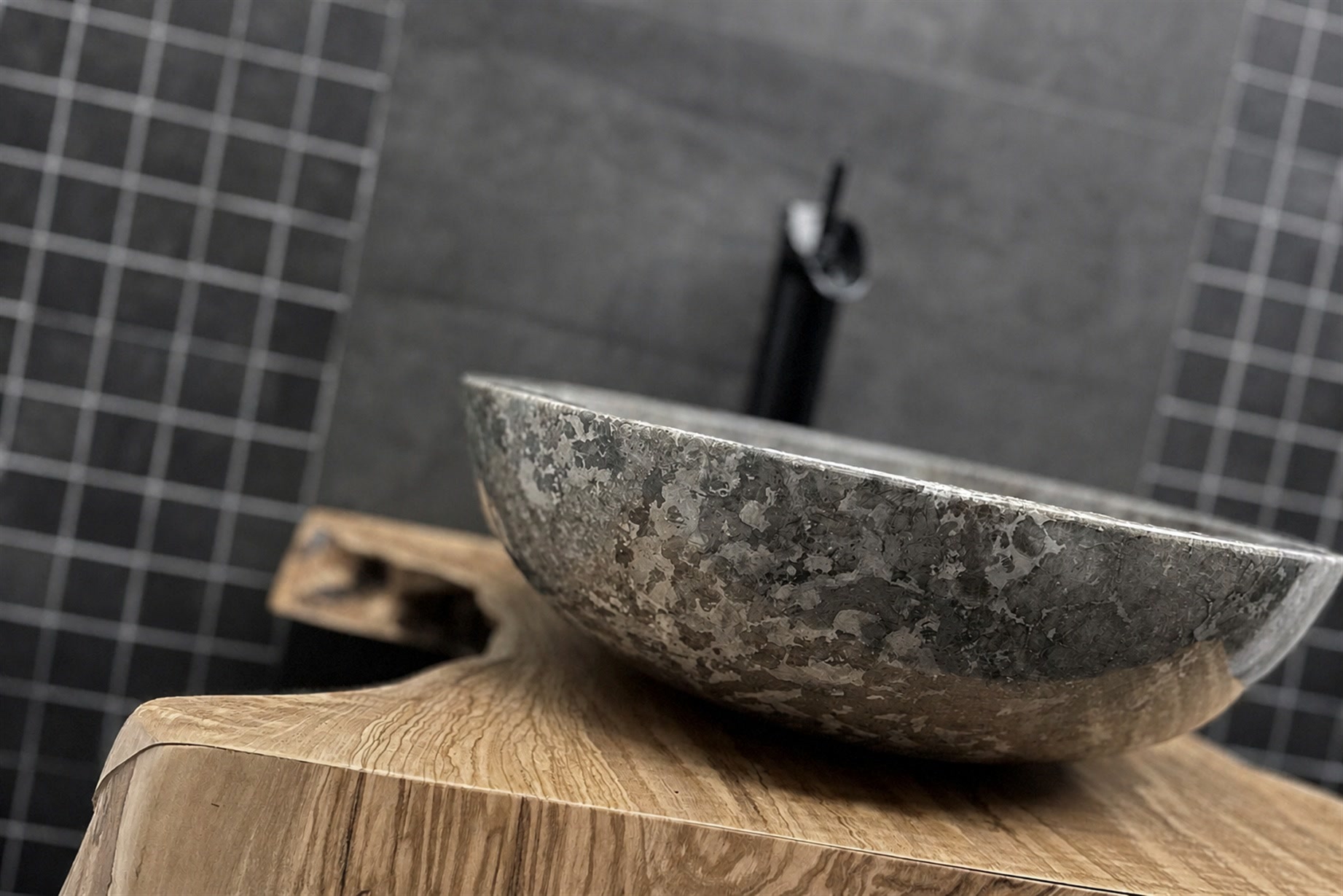 Lavabo in pietra su mensola di legno d’ulivo
