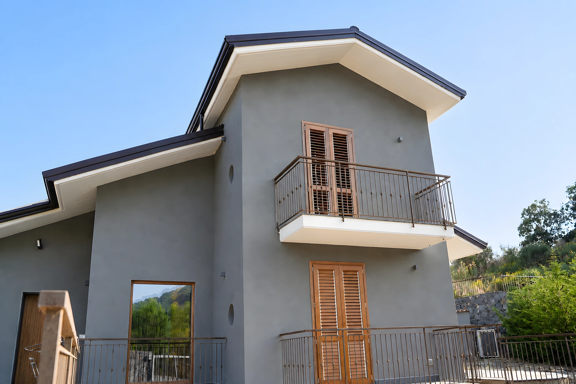 L'esterno della villa nella luce del pomeriggio