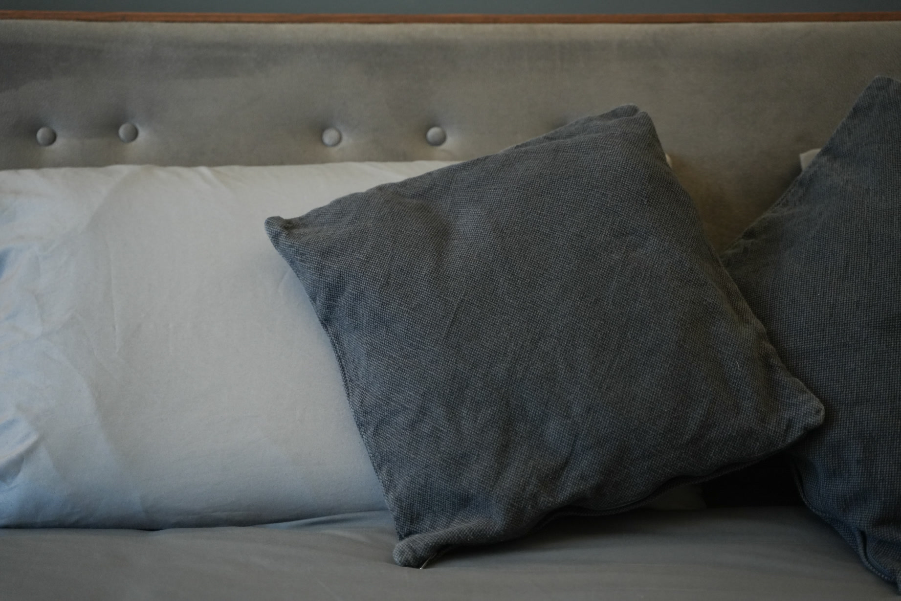 Cuscini di lino sul letto, nella luce morbida